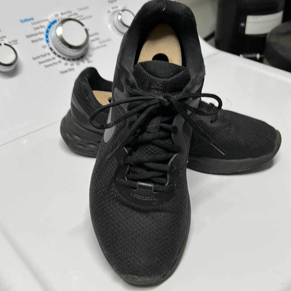 Niki men’s shoes size 8.5.